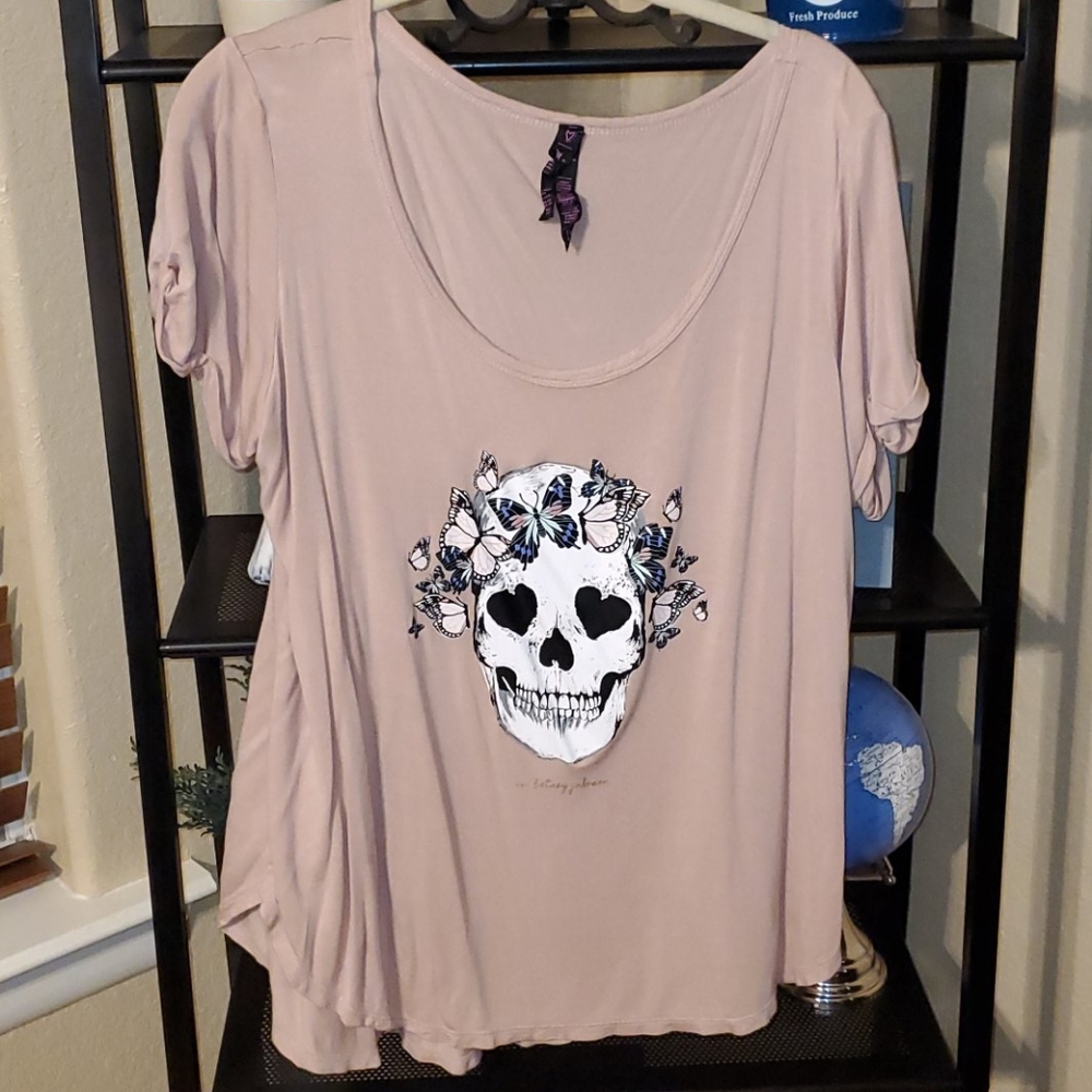 ⭐ Betsey Johnson Performance Skull Top
